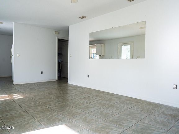 5th image of 830 Oleander Ave