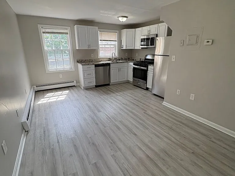 84 Cabot St — Photo 4