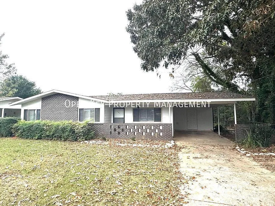 3BR/1BA home in Daleville, AL near Ft. Rucker. Large living room, fenced in yard, and pets allowe... — Photo 1