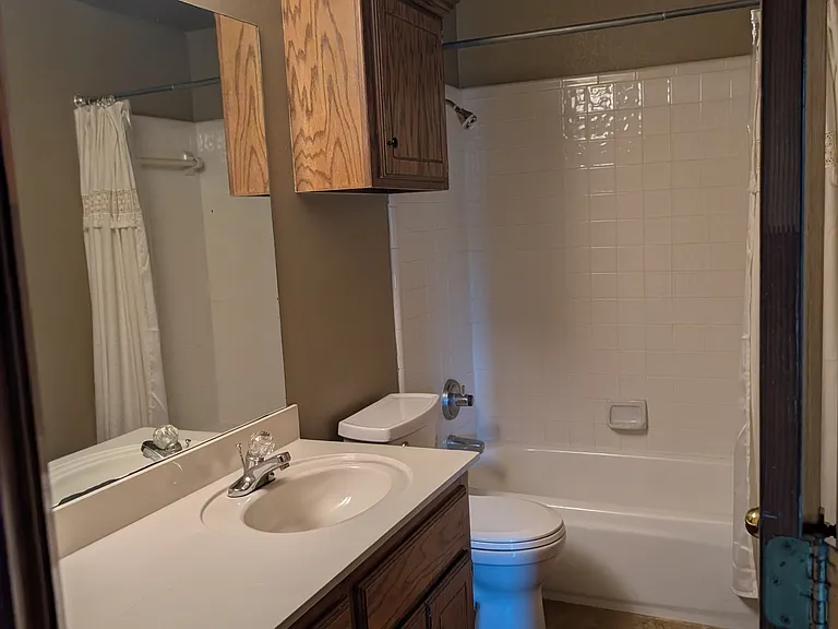 2813 Victoria Dr — Photo 17