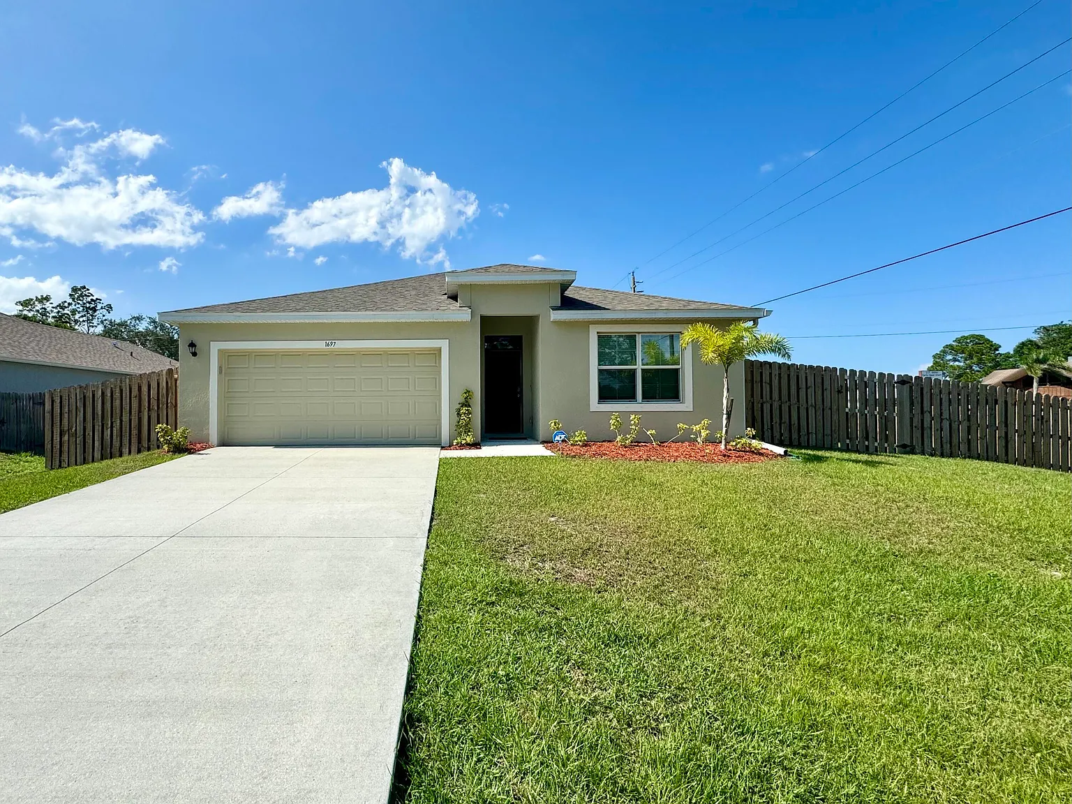4 bed, 2.0 bath, 1918 sqft, $2,300 — Photo 2