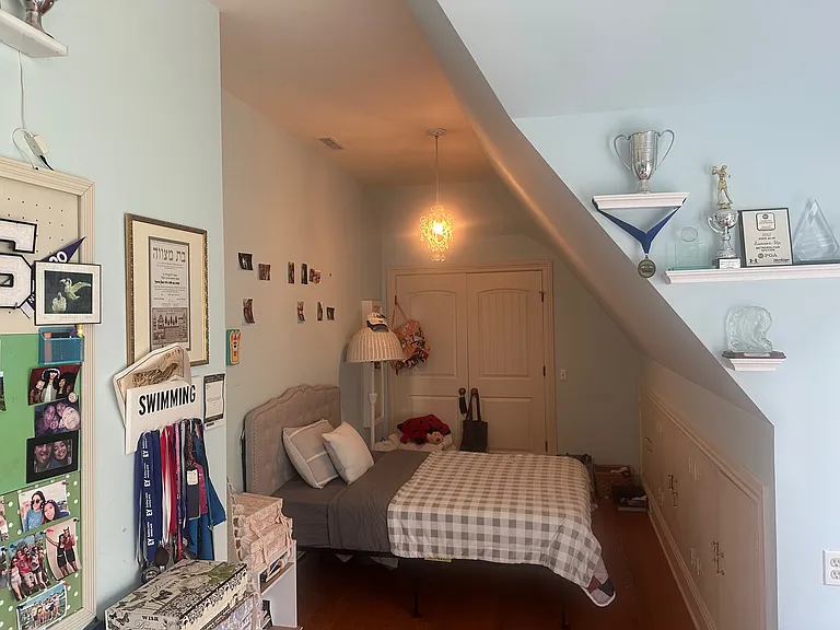 Girls bedroom (2nd floor)