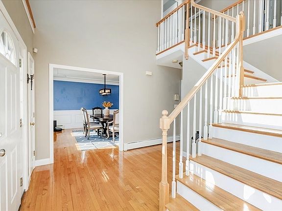3rd image of 4 Hemlock Ln