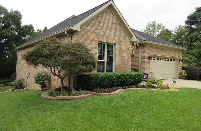 1221 Eagle Pass Way, Anniston AL
						:
						Full landscaping, sprinkler system