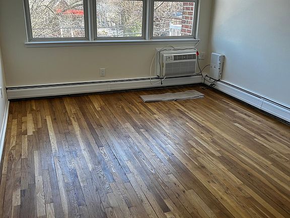 4th image of 218 Bay 14 St