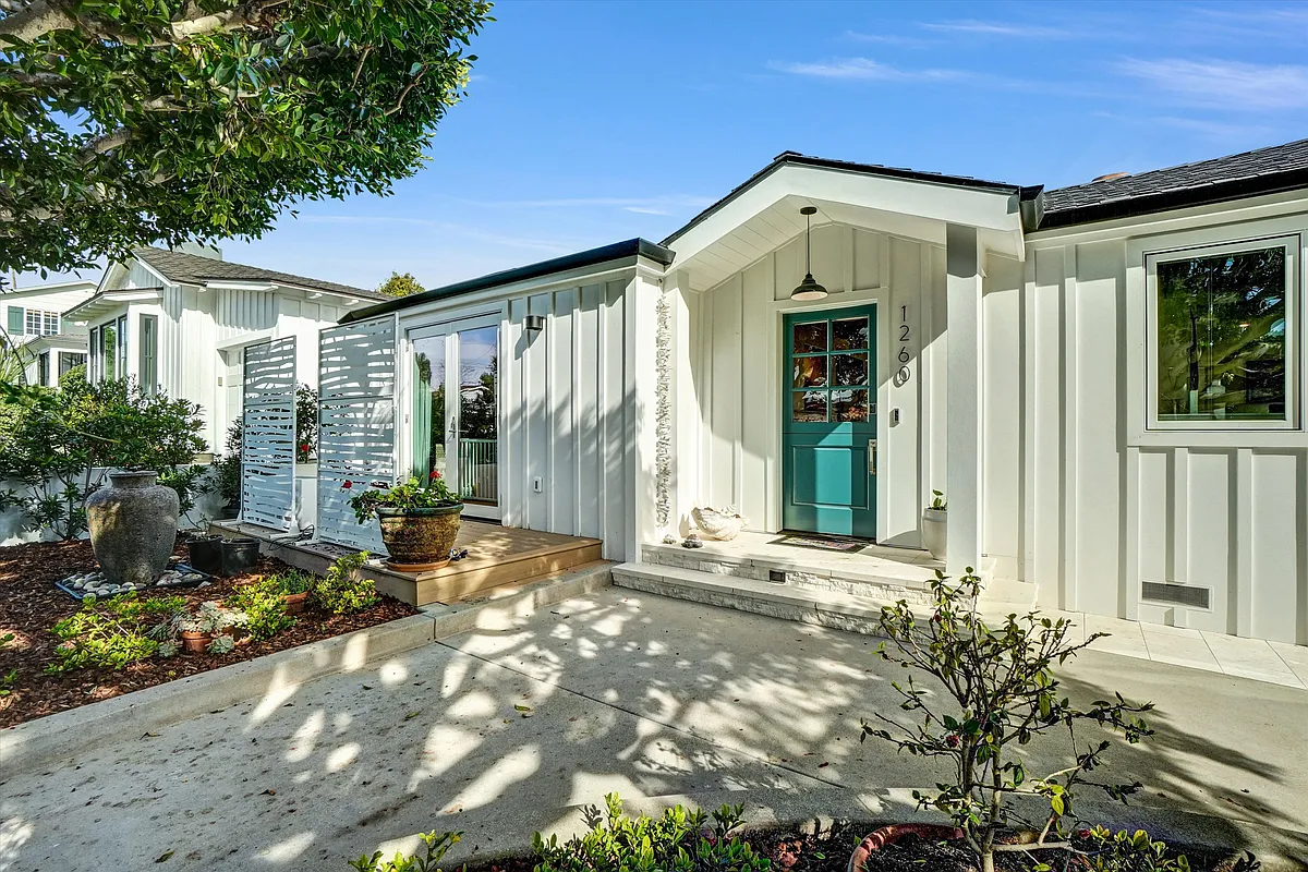 Charming remodeled cottage in the heart of the Village - 1260 Brangwyn Way
