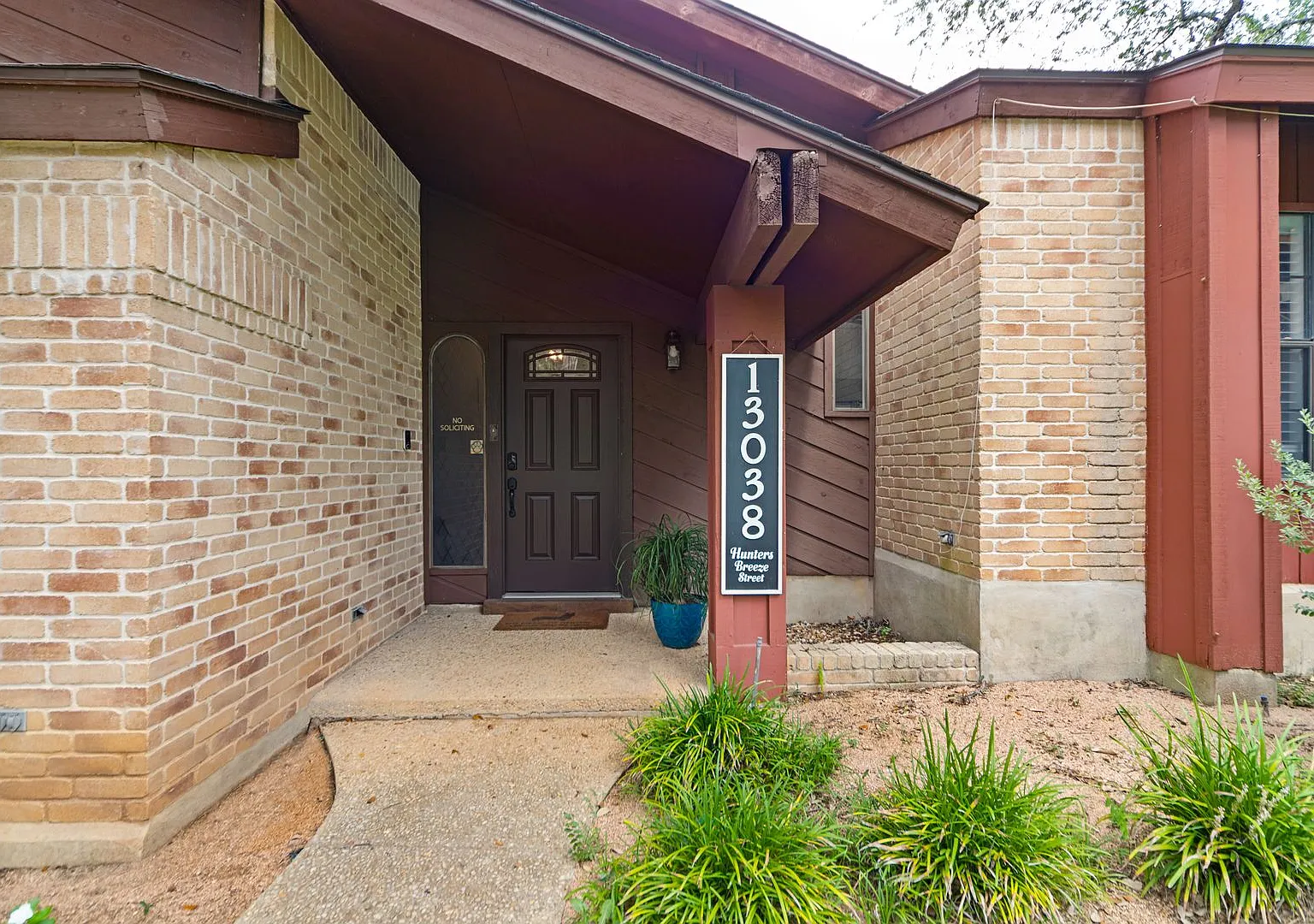 Charming 4 Bedroom Home With Pool — Photo 3