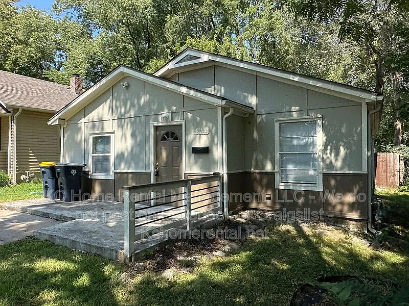 3 bed, 2.0 bath, 1100 sqft, $1,695 — Photo 2