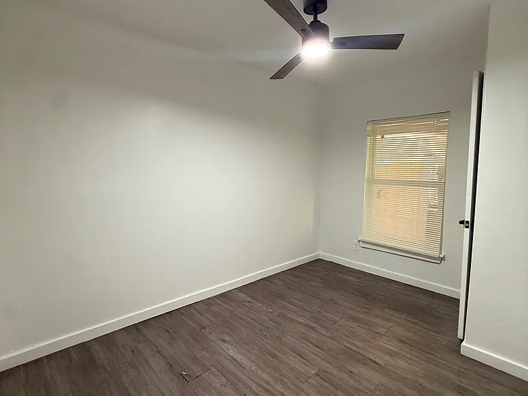 418 SW 32nd St — Photo 5