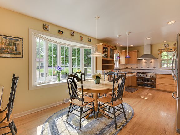 Kitchen - dining area & desk