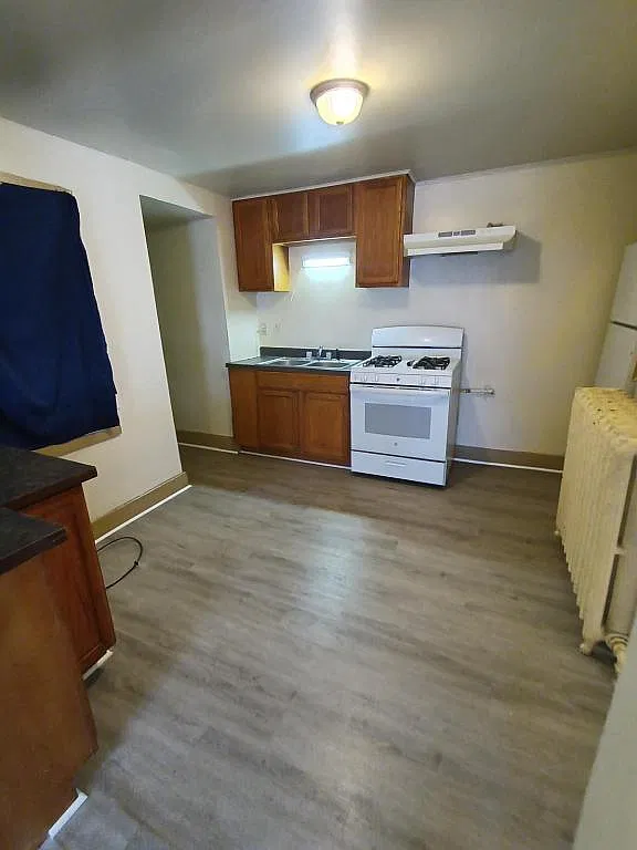 109 Guy Park, 2L — Photo 2