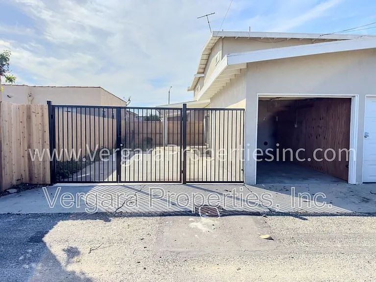 18012 Manhattan Pl — Photo 31