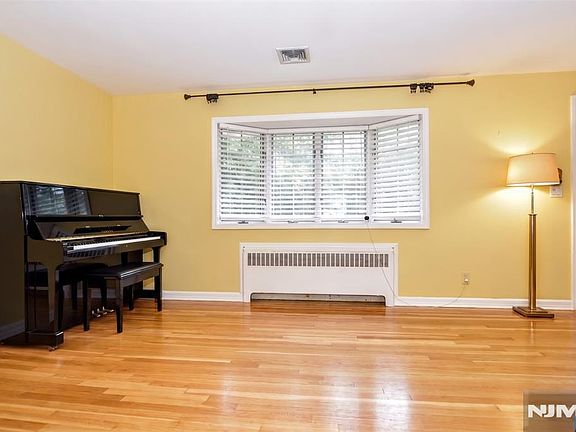 3rd image of 367 S Pleasant Avenue