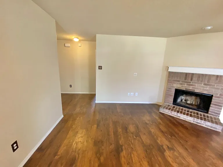 1921 Nightingale Dr — Photo 6