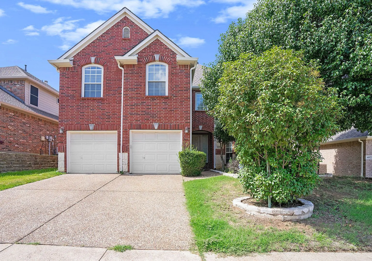 Beautifully Crafted 5 Bedroom 4 Bath in Flower Mound! — Photo 1