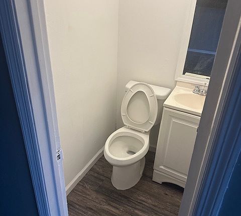 4th image of 3853 Parklane Dr