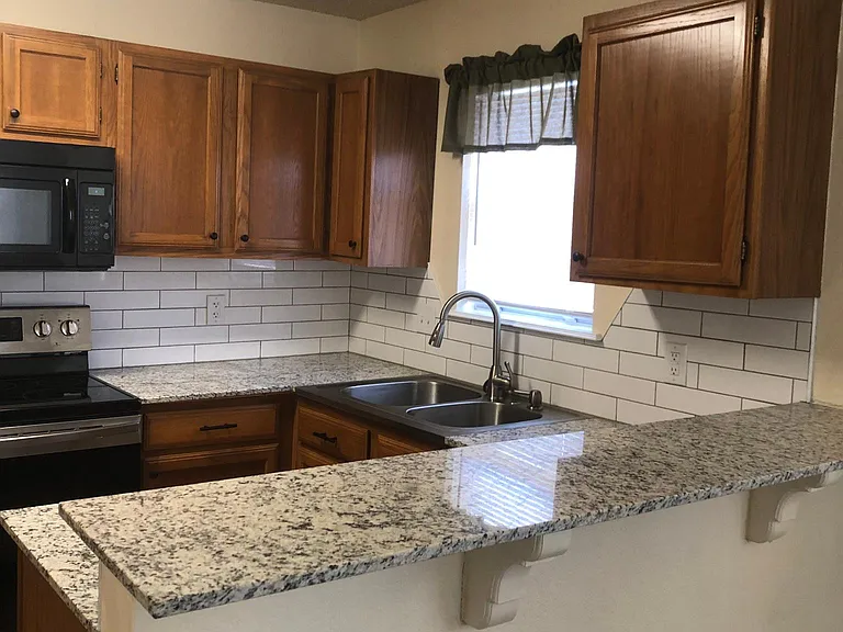 1315 Laurel Ln — Photo 3