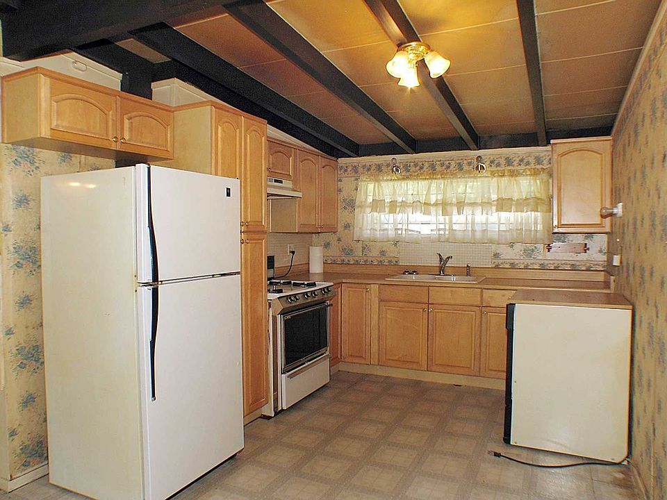 2nd image of 1009 Elliot St