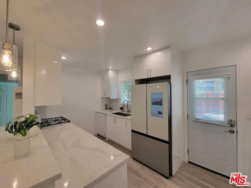 2 bed, 2.0 bath, 850 sqft, $4,800 — Photo 2
