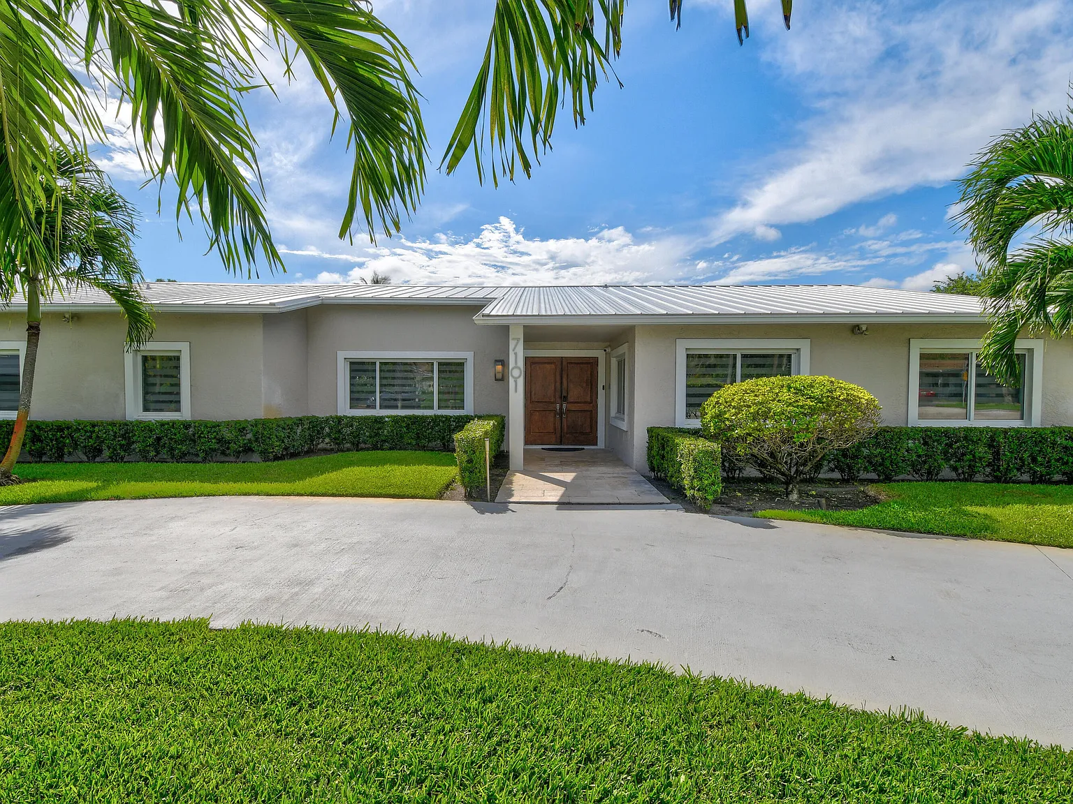 4 bed, 3.0 bath, 2596 sqft, $10,500 — Photo 2