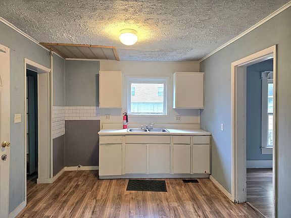 5th image of 826 N Belmont Ave