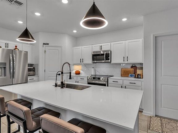 5th image of 569 Reggie Rd