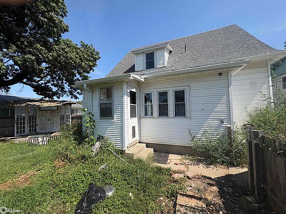3rd image of 828 Drake Ave