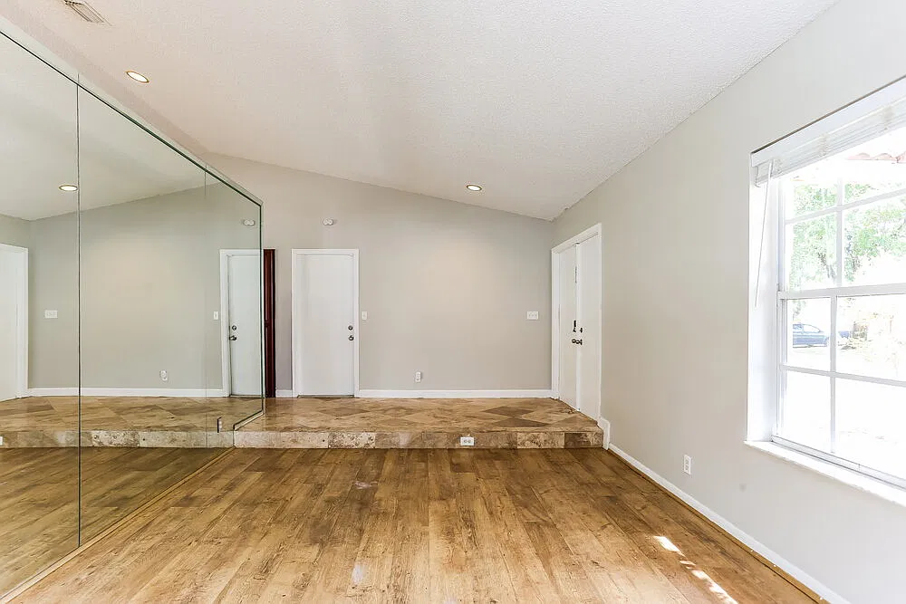 4 bed, 2.0 bath, 1962 sqft, $4,185 — Photo 4