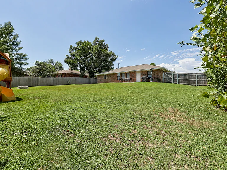 2109 S August St — Photo 43