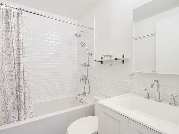 5th image of 30 W 61st St APT 15B