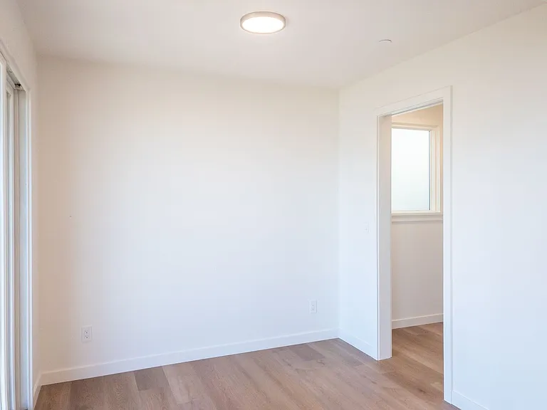 Stunning, Fully Remodeled Jr. 1bd/1ba! Remodeled! Private Deck! Parking! Laundry! Progressive! — Photo 10