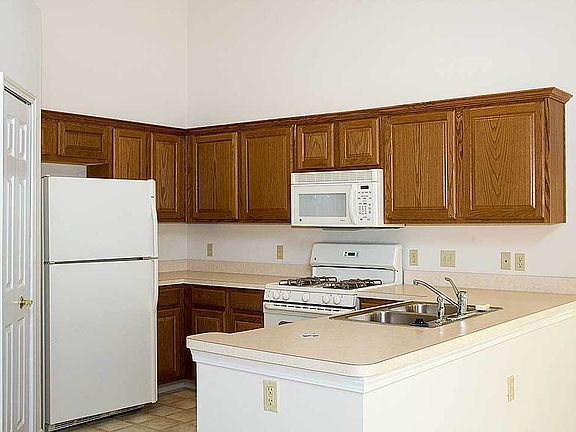 3rd image of 457 Edge Park Ln