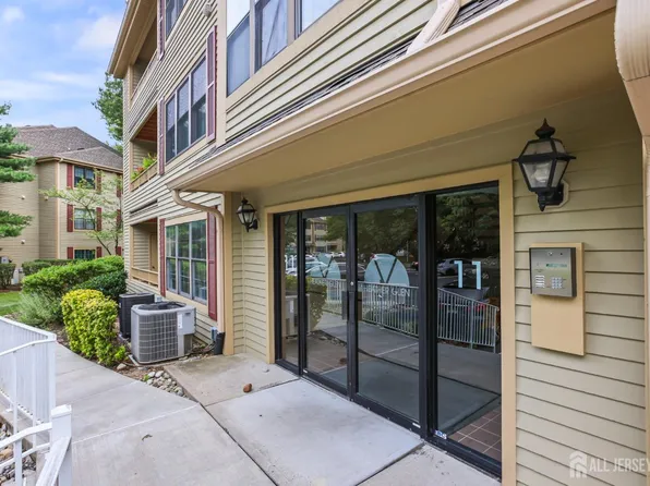 1108 Stoneridge Cir, Helmetta, NJ 08828