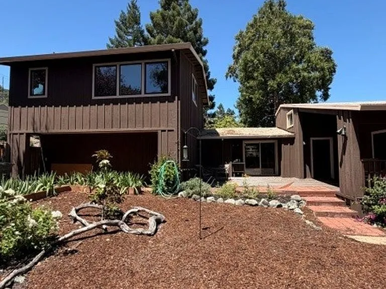 775 Hillcrest Way — Photo 2