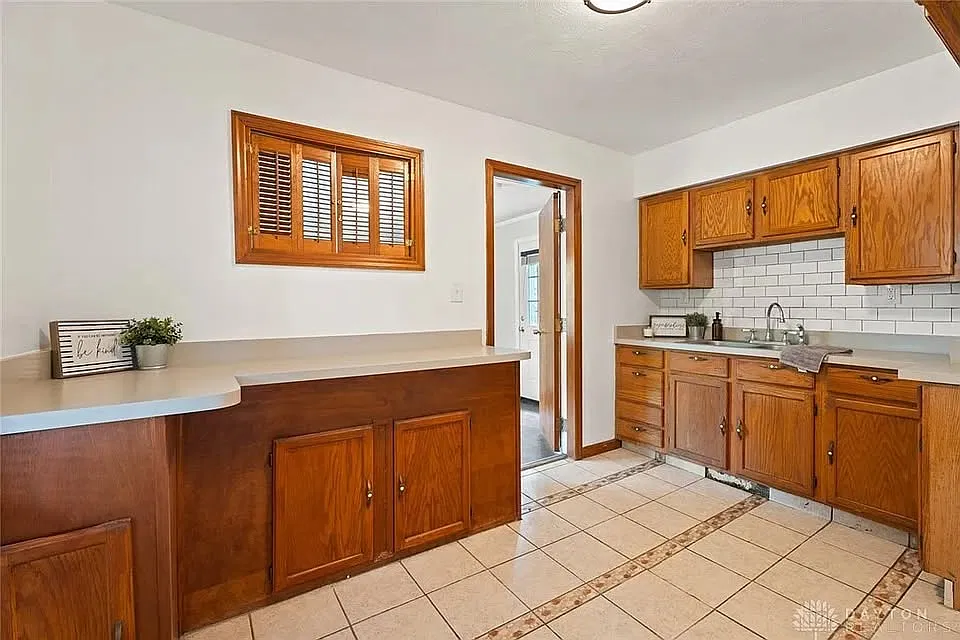 1329 Shaftesbury Road - 1 — Photo 3