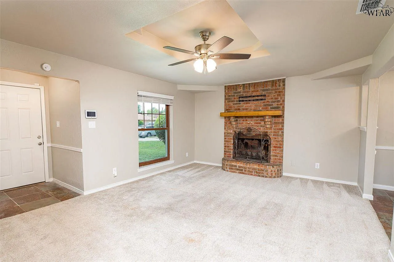 3 bed, 2.0 bath, 1287 sqft, $2,000 — Photo 4