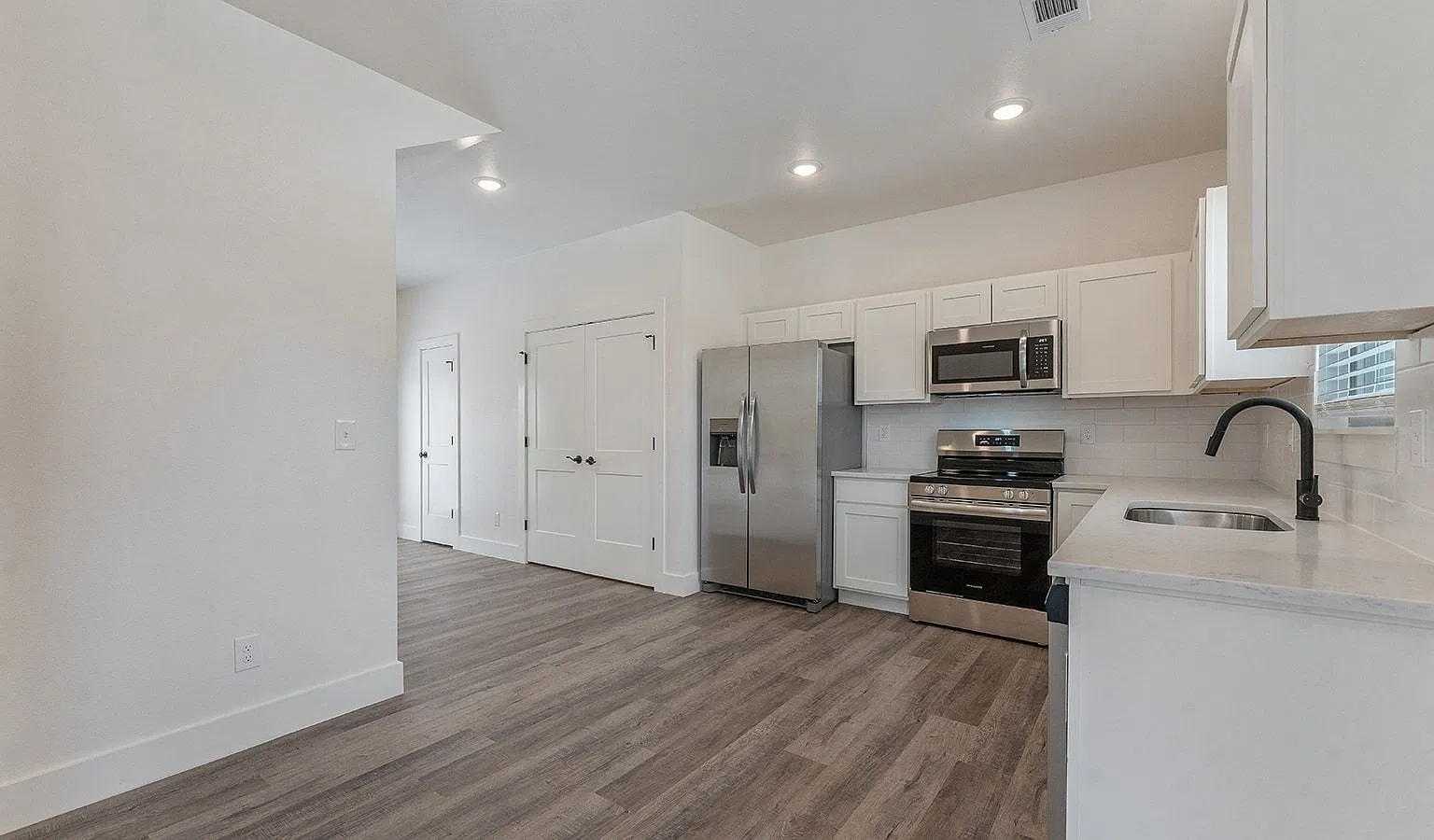 Studio, 418 sqft, $995 — Photo 4