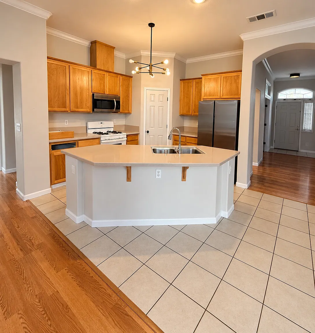 4 bed, 1900 sqft, $3,000 — Photo 3