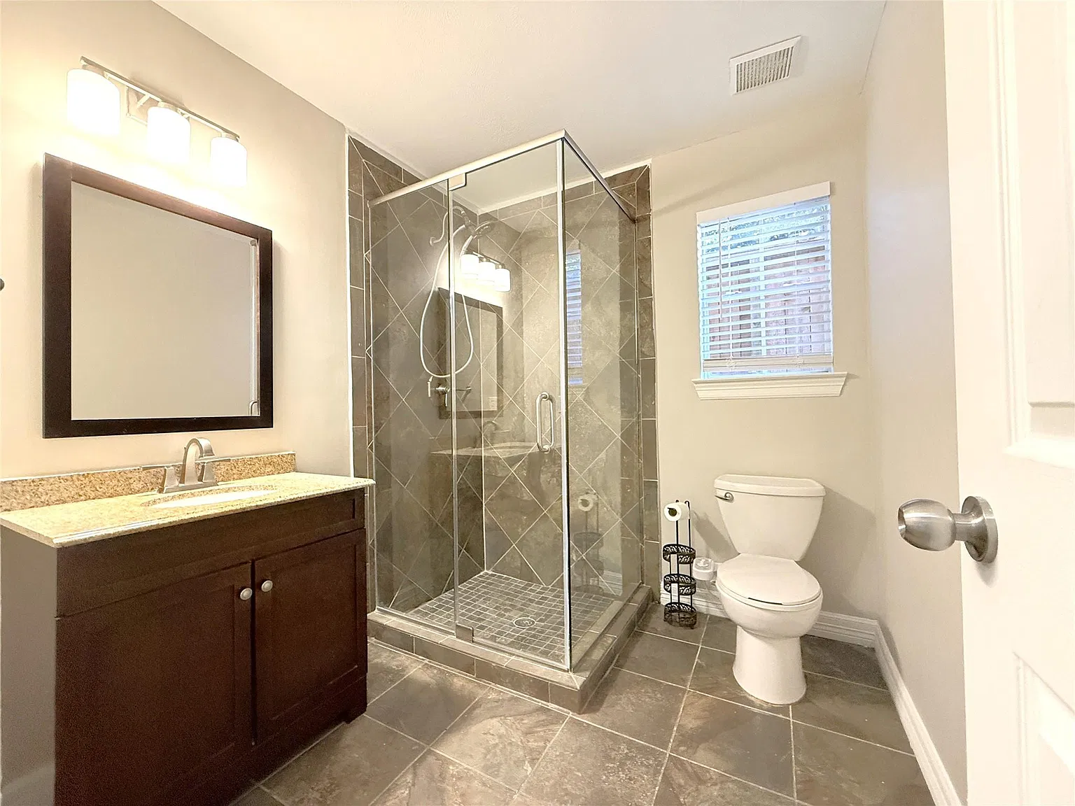 3 bed, 3.0 bath, 2237 sqft, $3,450 — Photo 4