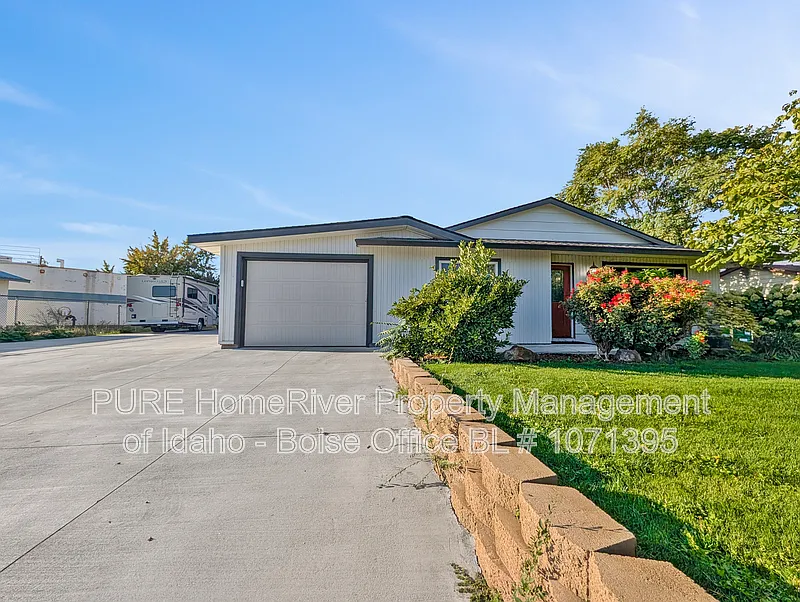 3 bed, 1.0 bath, 1436 sqft, $2,300 — Photo 2