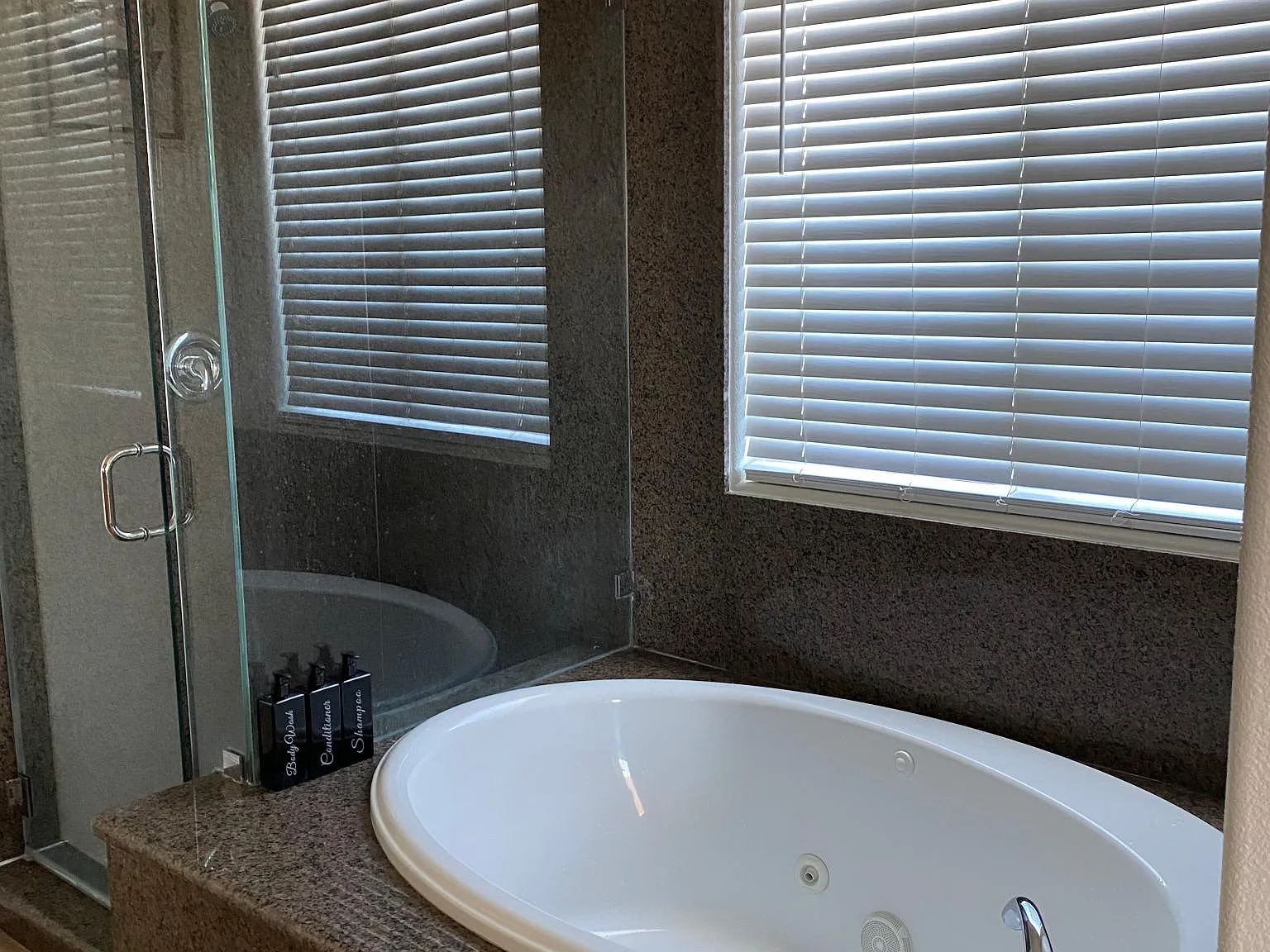 10512 Aurora Pl — Photo 2