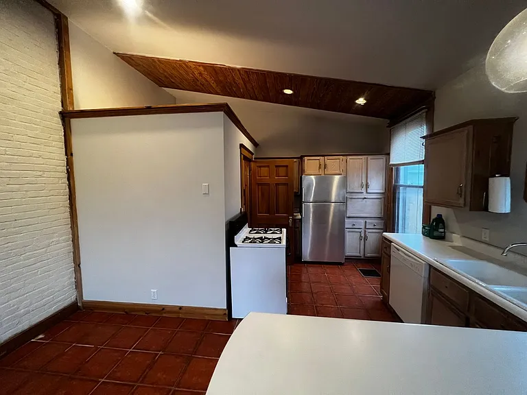 1327 E Washington St — Photo 41