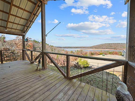 2nd image of 570 Lakeridge Trl