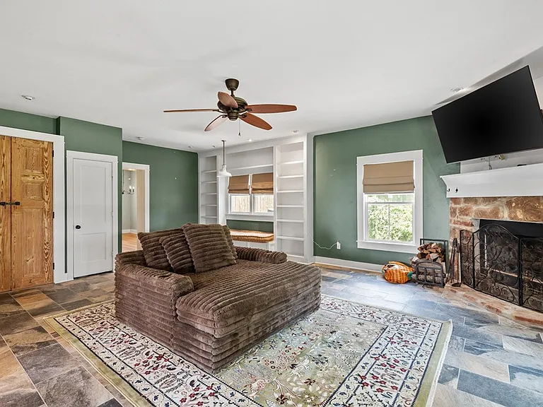 605 W Schubert St — Photo 4