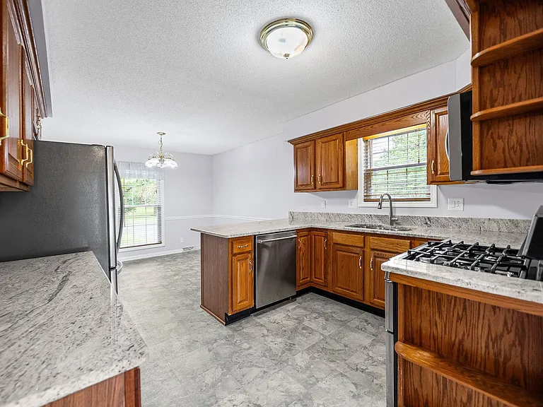 1115 Thornberry Dr — Photo 10