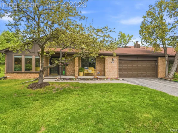 4042 Chablis St, West Bloomfield, MI 48323