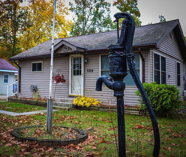 1st image of 709 Houghton View Dr