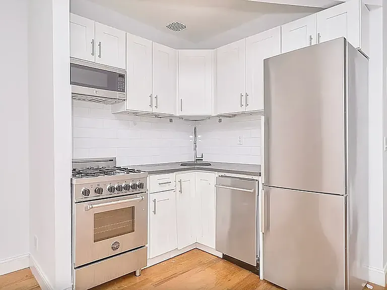 440 W 47th St #2C — Photo 2