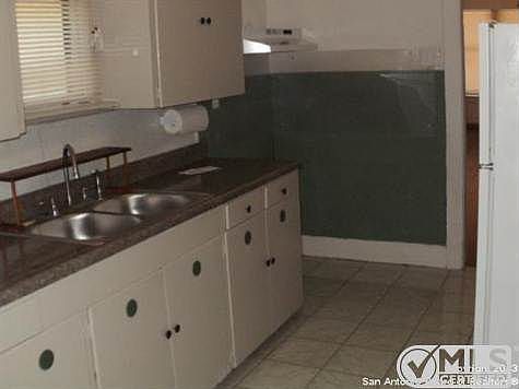 5th image of 2208 Morales St
