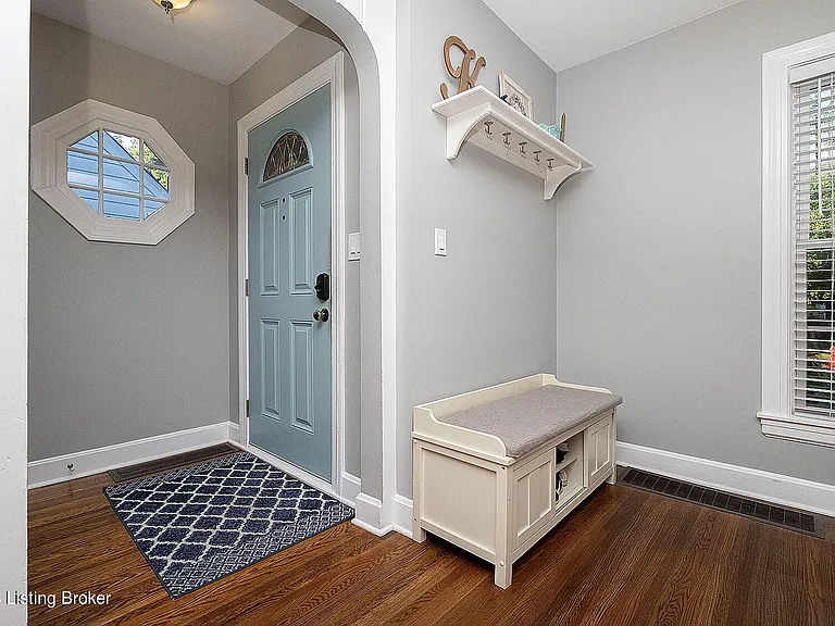 211 S Sherrin Ave — Photo 2